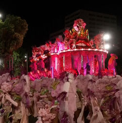 Desfiles enchem o Sambódromo na segunda noite do Carnaval do Rio de Janeiro