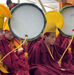 Monges rezam para dar as boas-vindas ao novo ano na Índia