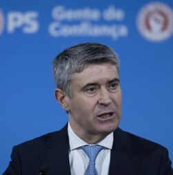 José Luís Carneiro formaliza recandidatura à liderança do PS
