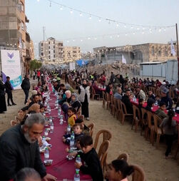 Centenas de pessoas reúnem-se entre escombros na Faixa de Gaza para a primeira refeição do Ramadão  