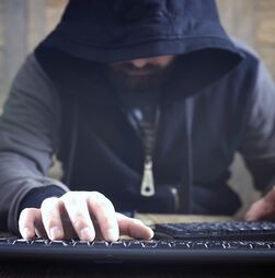 Adotado, ex-militar e chegou a dizer que era filho de um ministro: o espião de 23 anos detido pela PJ