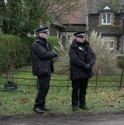 Imagens mostram aparato policial na casa de ex-príncipe André 