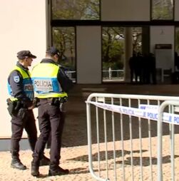 124 detidos em confrontos entre adeptos do Sporting e Benfica chegam ao Campus de Justiça 