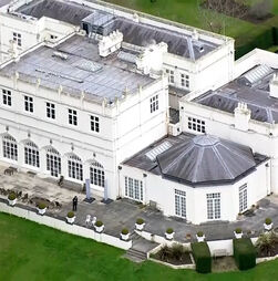 Polícias nos jardins do Royal Lodge enquanto decorrem buscas na antiga residência do ex-príncipe André