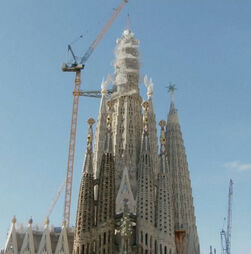 Sagrada Família torna-se a igreja mais alta do mundo após colocação de cruz no topo 
