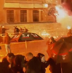 Fogo, explosões e gás lacrimogéneo marcam protestos anti-governo na Albânia