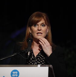 Sarah Ferguson procura ajuda financeira nos Emirados Árabes após detenção do ex-príncipe André