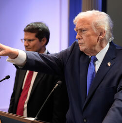 Trump ameaça com 'tarifas mais altas' países que 'brinquem' decisão 'ridícula' do Supremo Tribunal