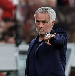 Mourinho elogia a 'mensagem bonita' dos adeptos para os jogadores do Benfica: 'Até eu segui o cântico'