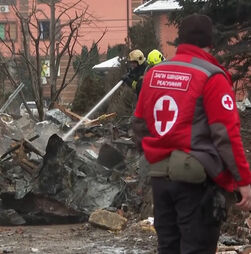 Ataque com mísseis e drones atinge subúrbios de Kiev e causa uma morte