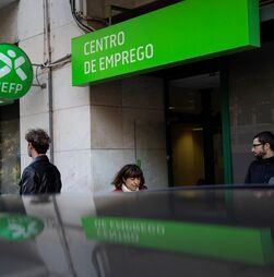 Desempregados inscritos voltam a ultrapassar os 300 mil em janeiro