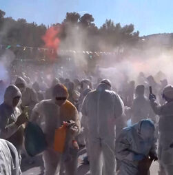 “Batalha” de farinha marca o fim do Carnaval na Grécia 