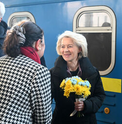 Ucrânia: Von der Leyen e Costa chegam a Kiev para assinalar 'quatro anos de coragem inabalável'