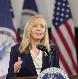 Governadora da Virgínia refuta alegações de Trump de que país prospera