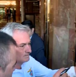Vídeo mostra José Mourinho a regressar ao hotel em Madrid após sair sem explicação