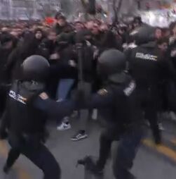 Carga policial contra adeptos do Benfica junto ao estádio do Real Madrid