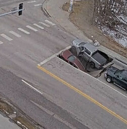 Cratera engole dois carros numa rua do Nebraska