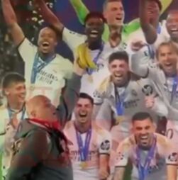 Adepto com cachecol do Benfica coloca bananas por cima de imagem de Vinícius Júnior