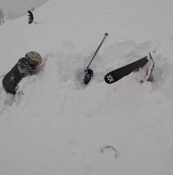 Imagens impressionantes mostram resgate de esquiador soterrado na neve