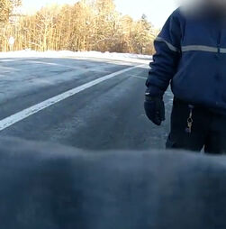 O momento em que polícia é atingido por carro descontrolado nos EUA