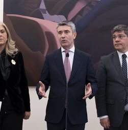 Mau tempo: Carneiro desafia Governo a corrigir erro sobre 'lay-off' para que salários sejam pagos a 100% 