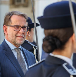 Ministro da Administração Interna garante estar 'absolutamente blindado' 