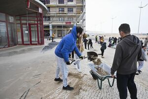 População limpa rasto de destruição deixado pela depressão Kristin