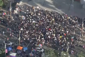 Imagens aéreas mostram multidão em protesto contra o ICE nas ruas de Los Angeles
