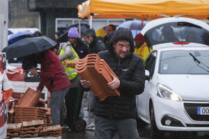 Mau tempo causa transtornos e feridos em Portugal