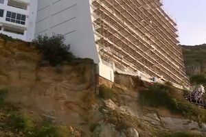 Derrocada em praia de Sesimbra coloca prédio em risco