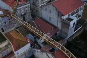 Grua caiu sobre cinco prédios