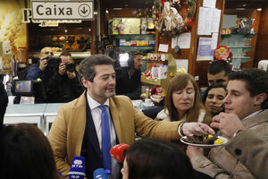 Ventura oferece bolos na pastelaria Galeão