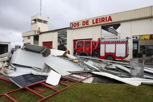 Quartel dos bombeiros de Leiria ficou sem o telhado