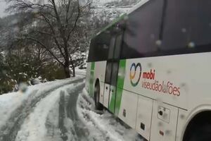 Autocarro com crianças e idosos preso em estrada de Castro Daire devido à neve