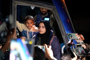 “Vendaram-nos, amarraram-nos e interrogaram-nos": Mulher palestiniana relata regresso a Gaza através da passagem de Rafah 