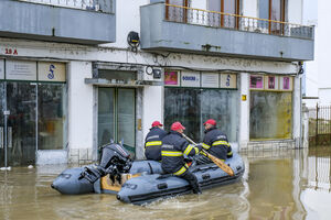 Rio Sado voltou a galgar as margens e inundou a Av. dos Aviadores, em Alcácer do Sal,