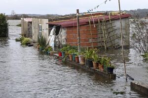 Uma casa inundada com a subida da água do Rio Mondego