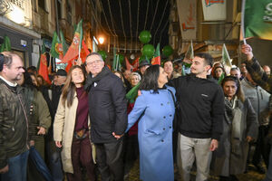 Margarida acompanha Seguro em campanha. Os dois estão ladeados pelos filhos