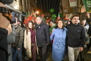 Margarida acompanha Seguro em campanha. Os dois estão ladeados pelos filhos