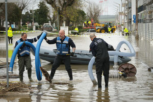 Membros da Autoridade Maritima montam material para bombar a água que se acumulou em Alcácer do Sal,