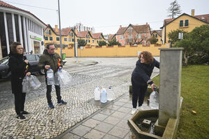 Residentes na Marinha Grande, continuam sem água e deslocam-se à fonte no centro da cidade para se abastecerem 
