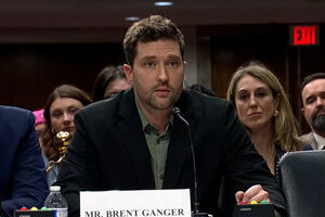 Irmãos de mulher morta a tiro pelo ICE recordam-na no Congresso e pedem ação contra polícia de imigração  