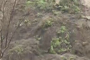 O momento em que encosta da Costa da Caparica desaba parcialmente 