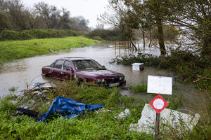 Um carro submerso na estrada de acesso a Valada, Santarém