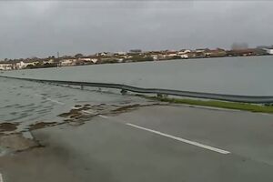 Fuzileiros transportam crianças e adultos que precisam de ir à escola ou ao trabalho na aldeia de Ereira