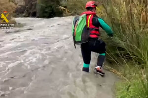 Equipas de resgate procuram mulher desaparecida que terá sido arrastada por rio enquanto salvava cão em Espanha 