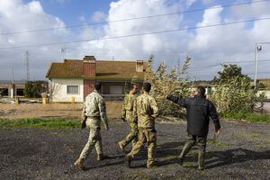 Elementos do Exército observam uma casa parcialmente submersa na zona ribeirinha de Vila Nova da Rainha, Azambuja