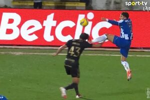 Casa Pia-FC Porto: William Gomes viu vermelho direto por esta entrada à cabeça de um adversário