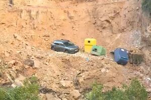 Derrocada arrasta carro e ecopontos em zona residencial no Estoril