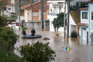 Inundações em Portugal: bombeiros em bote numa rua alagada